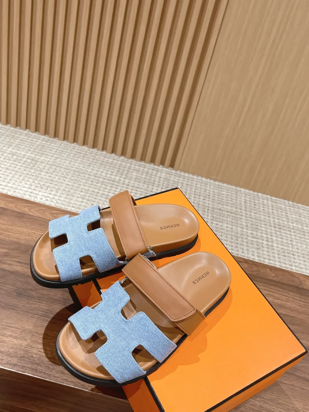 👟👟Ex-factory price 480👟👟 𝐇𝐞𝐫𝐦𝐞𝐬 Hermès second uncle slippers, you must call like crazy🙆 The classic + 2025 new color matching is also so beautiful. The contrasting splicing of different colors and materials can easily create a fashionable look Size: 35-45